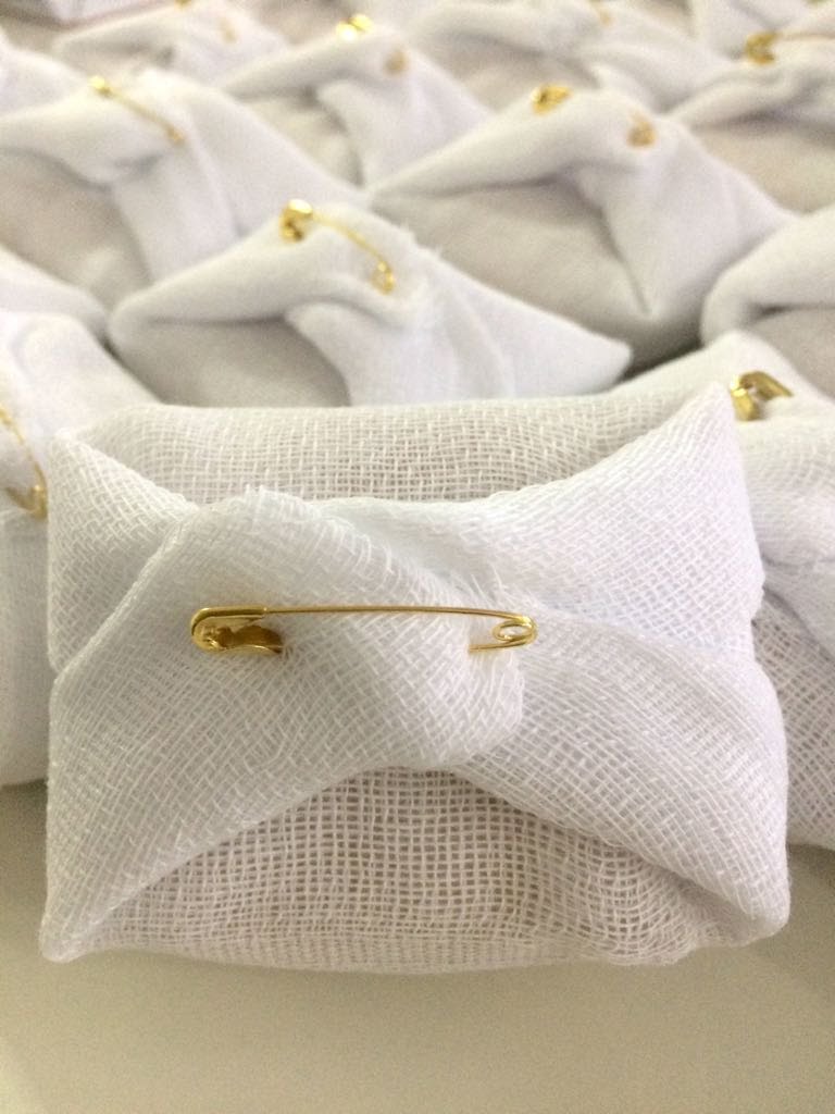 Tecido de fralda com alfinete dourado.jpg